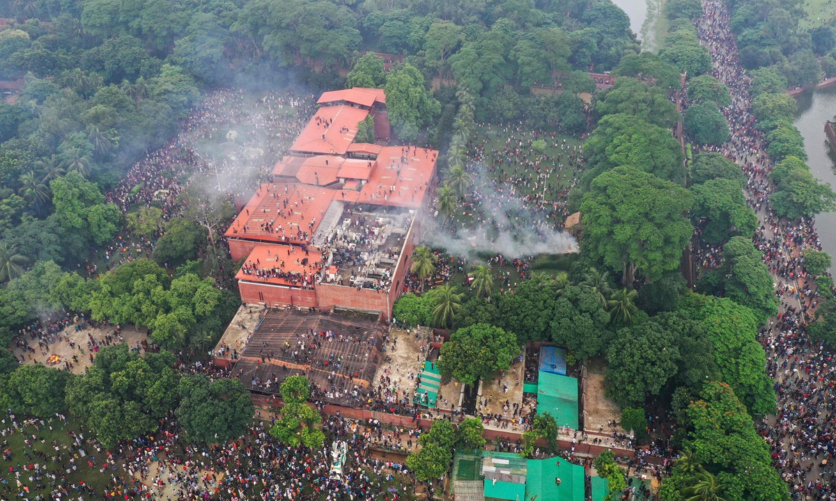 An aerial view shows protesters storming Bangladesh's Prime Minister Sheikh Hasina's palace in Dhaka on August 5, 2024. Bangladesh's military was in control of the country on August 6, after Hasina resigned and fled the country. Photo:VCG