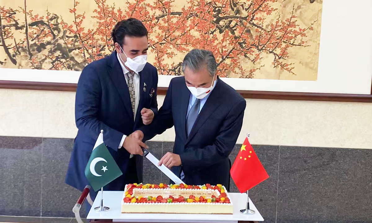 Chinese State Councilor and Foreign Minister Wang Yi (right) and Pakistani Foreign Minister Bilawal Bhutto Zardari cut a cake on Sunday to celebrate the 71st anniversary of the establishment of diplomatic ties between Pakistan and China. Photo:Courtesy of the Pakistani Embassy to China